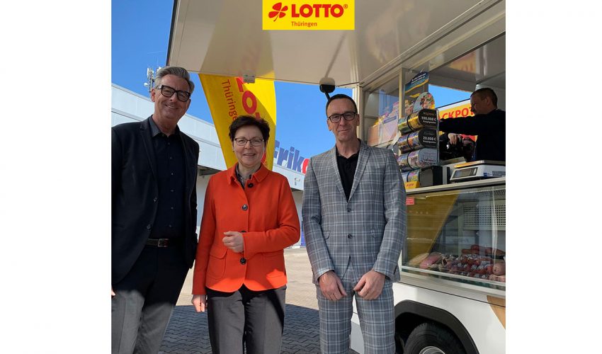 Staschewski von Lotto Thüringen mit Taubert und Ebbing (v. l.) vor erster mobiler Lotto-Annahmestelle in Thüringen
